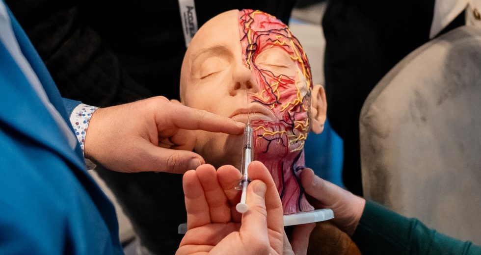 Integrazione della simulazione e della realtà virtuale nella formazione in medicina estetica: miglioramento della sicurezza e delle competenze in uno studio preliminare